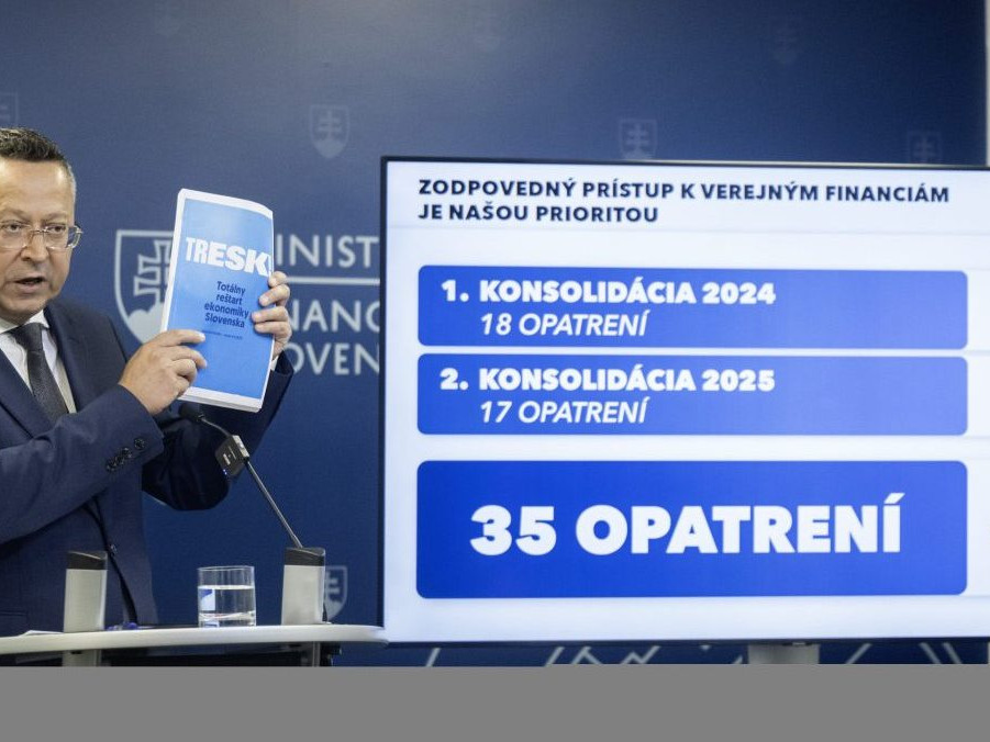 Na snímke minister financií SR Ladislav Kamenický (Smer-SD) .