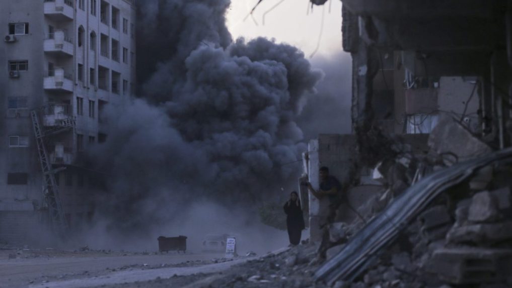 Zničená budova v meste Gaza po izraelskom útoku.