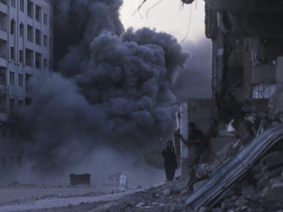 Zničená budova v meste Gaza po izraelskom útoku.