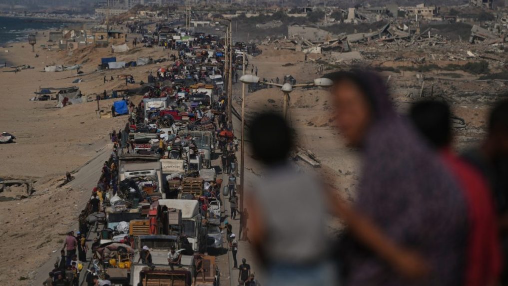 Na snímke Palestínčania odchádzajúci z mesta Gaza.