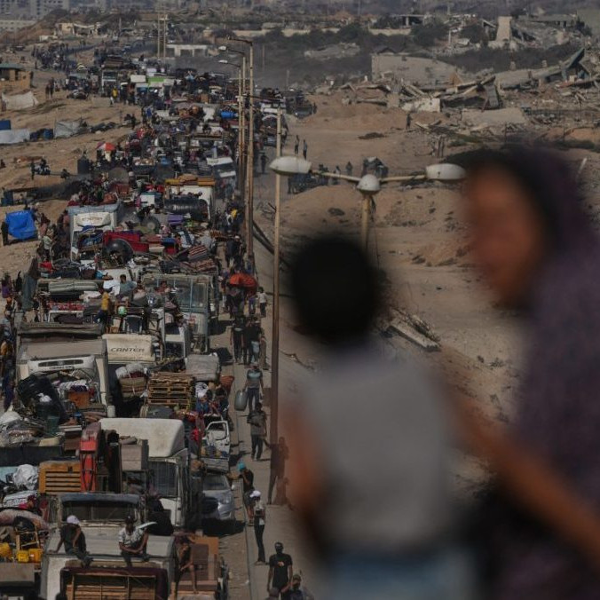 Na snímke Palestínčania odchádzajúci z mesta Gaza.