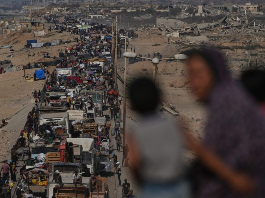 Na snímke Palestínčania odchádzajúci z mesta Gaza.