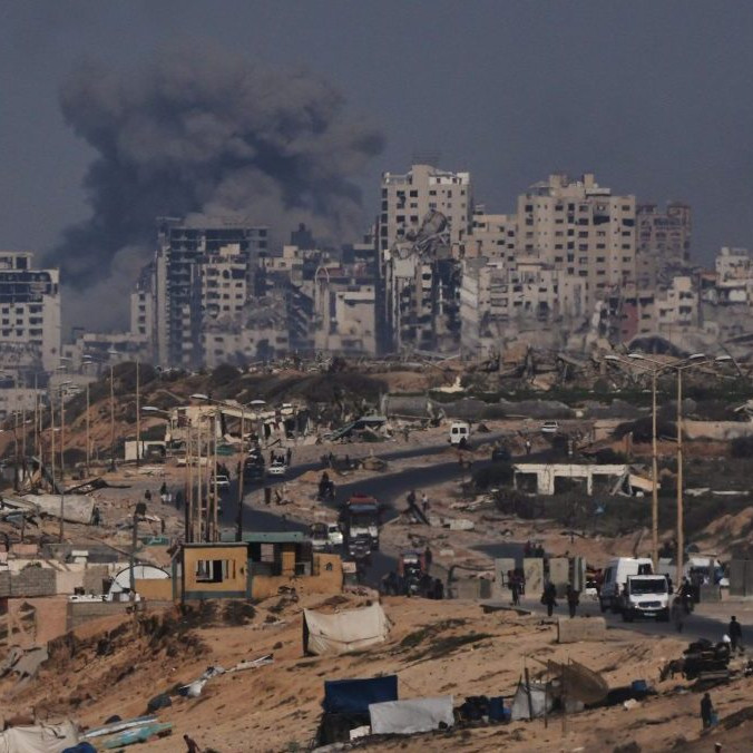 Dym nad mestom Gaza po izraelských útokoch.