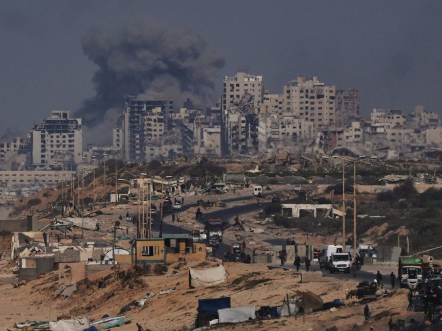 Dym nad mestom Gaza po izraelských útokoch.