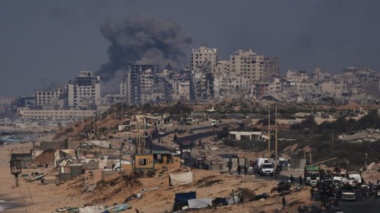 Dym nad mestom Gaza po izraelských útokoch.