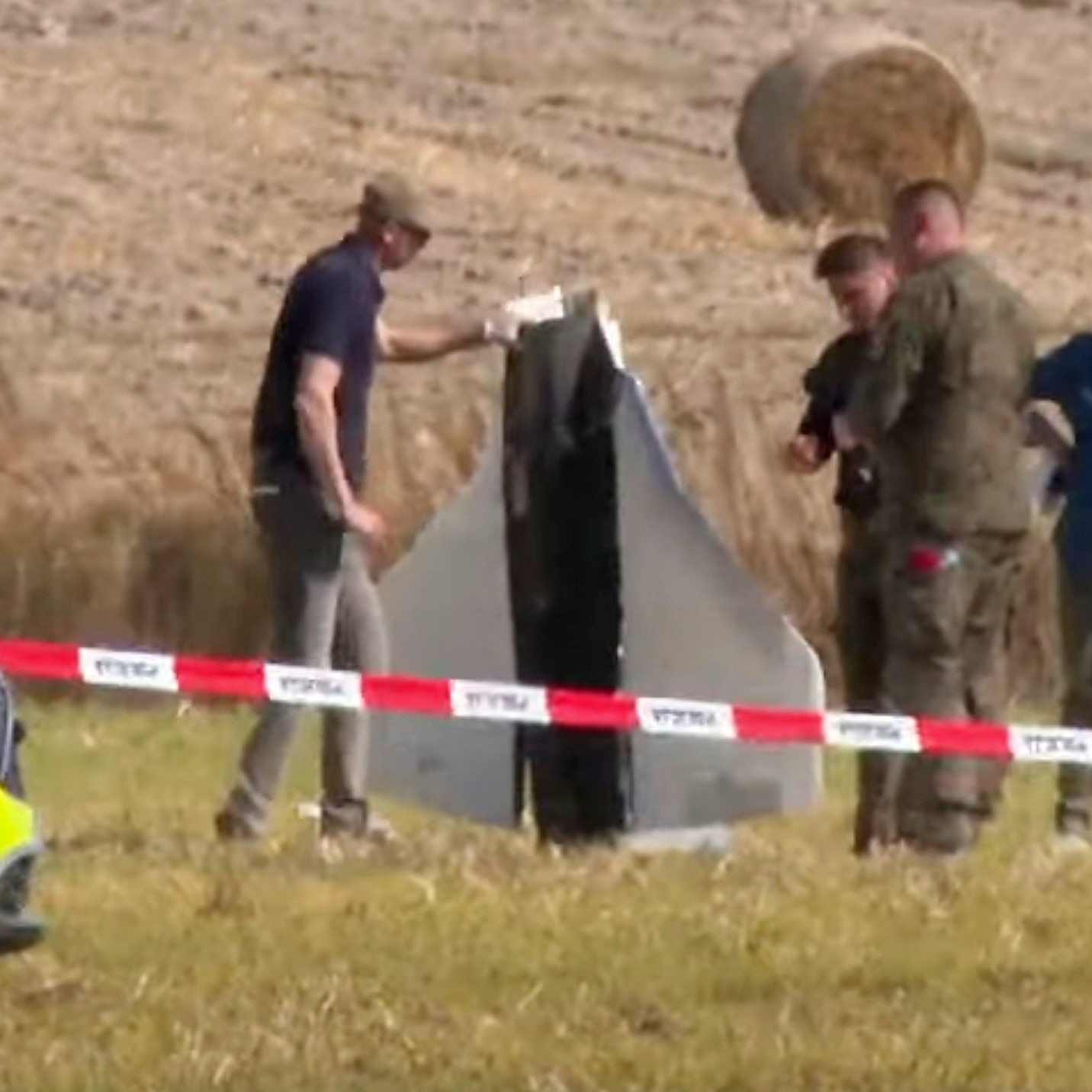 Príslušníci poľskej polície a armády zabezpečujú miesto, kde sa nachádzajú trosky ruského dronu.