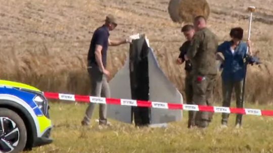 Príslušníci poľskej polície a armády zabezpečujú miesto, kde sa nachádzajú trosky ruského dronu.