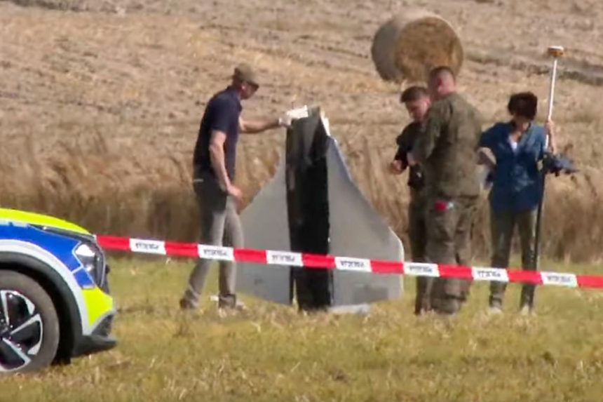 Príslušníci poľskej polície a armády zabezpečujú miesto, kde sa nachádzajú trosky ruského dronu.
