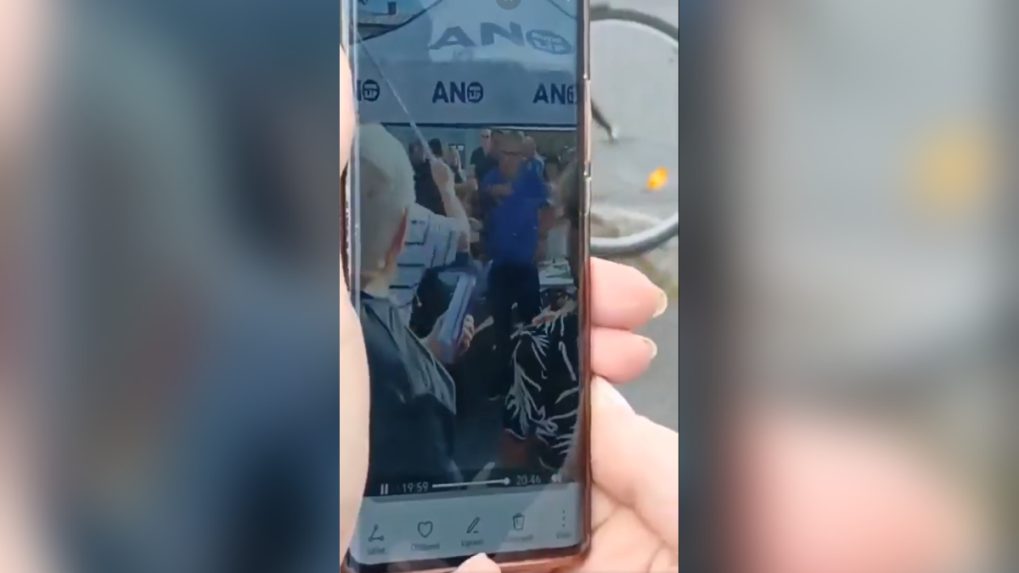 Objavilo sa video, ktoré zachytáva útok na Andreja Babiša. Muž ho zozadu udrel barlou