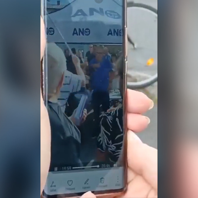 Objavilo sa video, ktoré zachytáva útok na Andreja Babiša. Muž ho zozadu udrel barlou