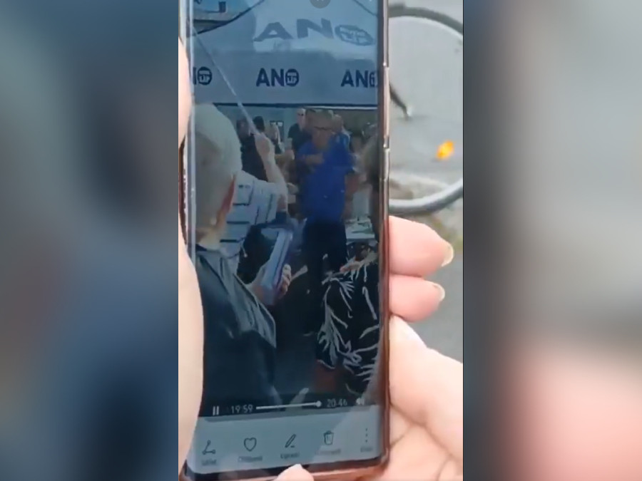 Objavilo sa video, ktoré zachytáva útok na Andreja Babiša. Muž ho zozadu udrel barlou