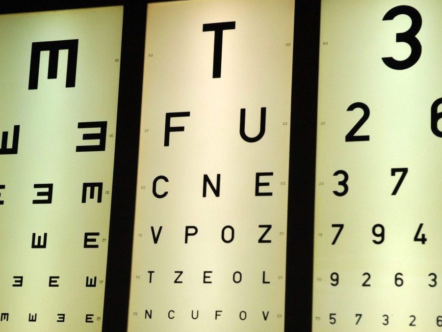 Na snímke čítacie tabuľky s písmenami a znakmi rôznej veľkosti.