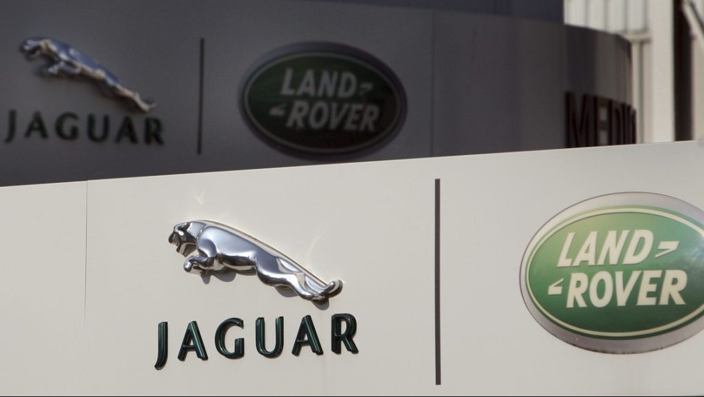 Logo automobilky Jaguar Land Rover v anglickom meste Liverpool.