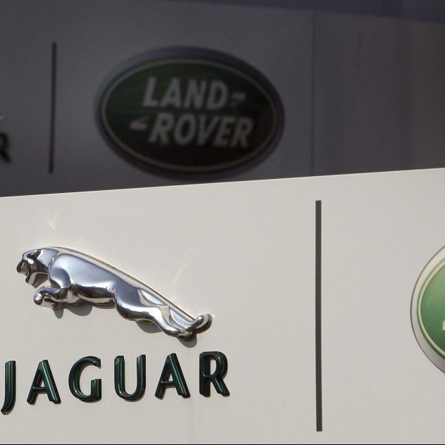 Logo automobilky Jaguar Land Rover v anglickom meste Liverpool.