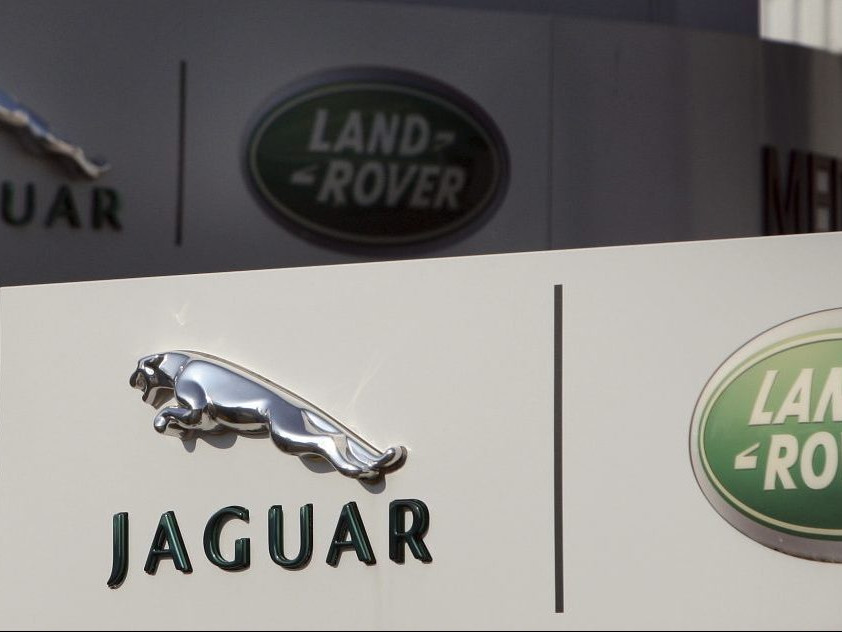 Logo automobilky Jaguar Land Rover v anglickom meste Liverpool.