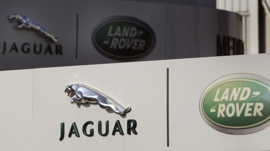 Logo automobilky Jaguar Land Rover v anglickom meste Liverpool.