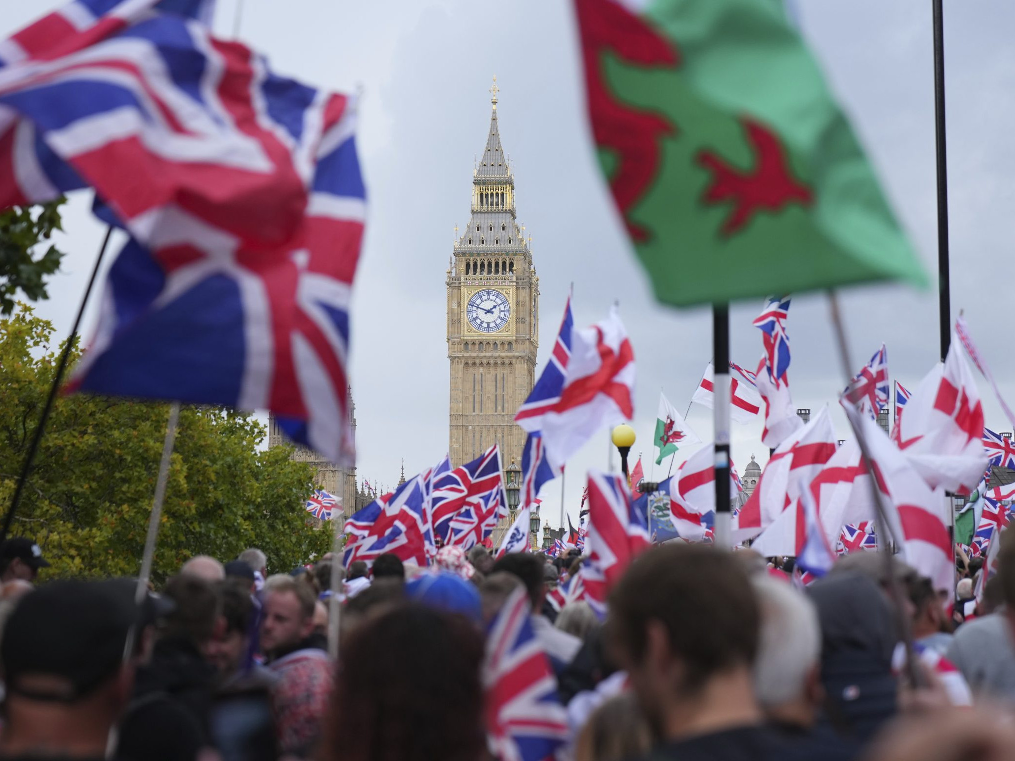 V Londýne sa na protiimigračnej demonštrácii zišlo približne 110.000 ľudí