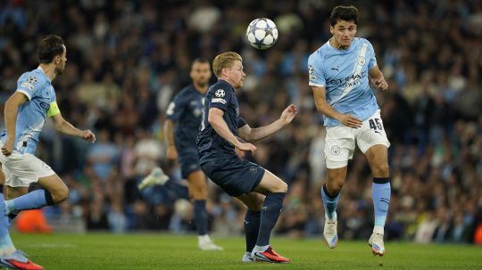 Hráč Neapolu Kevin De Bruyne(uprostred) v súboji s Abdukodirom Khusanovom (vpravo) z Manchesteru City.