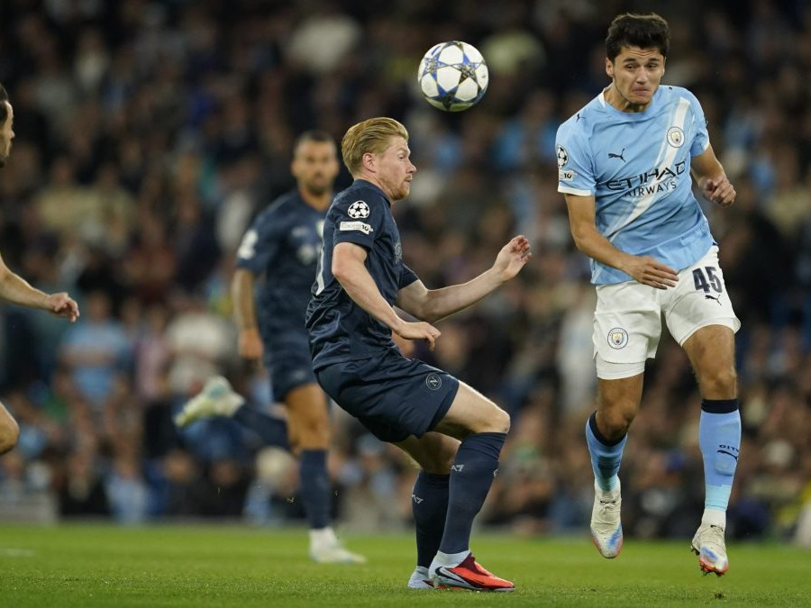 Hráč Neapolu Kevin De Bruyne(uprostred) v súboji s Abdukodirom Khusanovom (vpravo) z Manchesteru City.