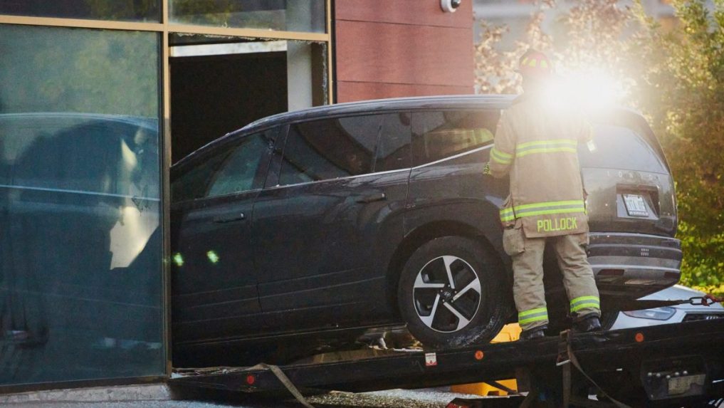 Auto, ktorým muž vrazil do okna materskej školy v Toronte.