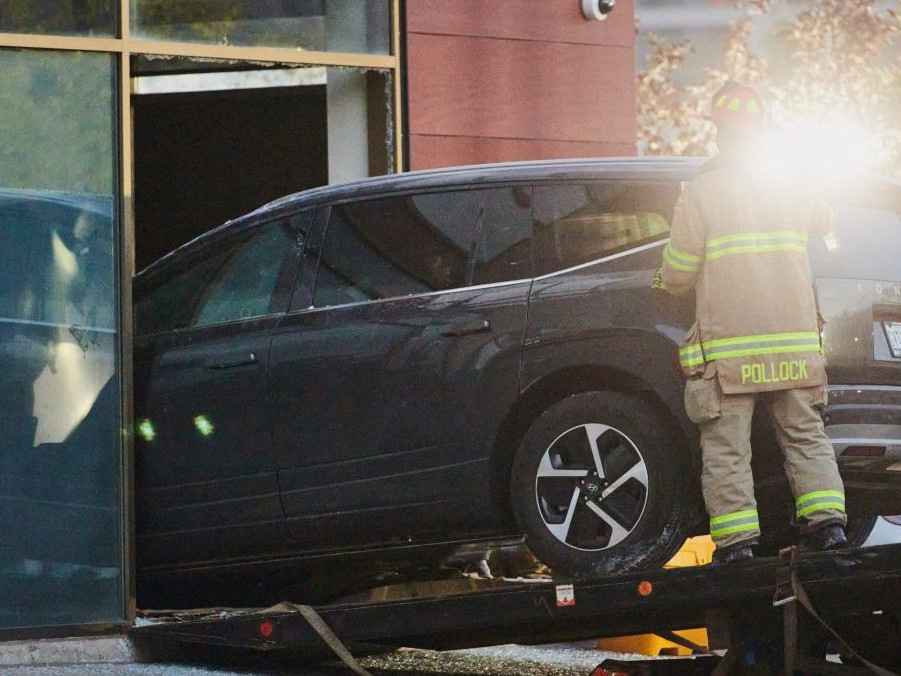 Auto, ktorým muž vrazil do okna materskej školy v Toronte.
