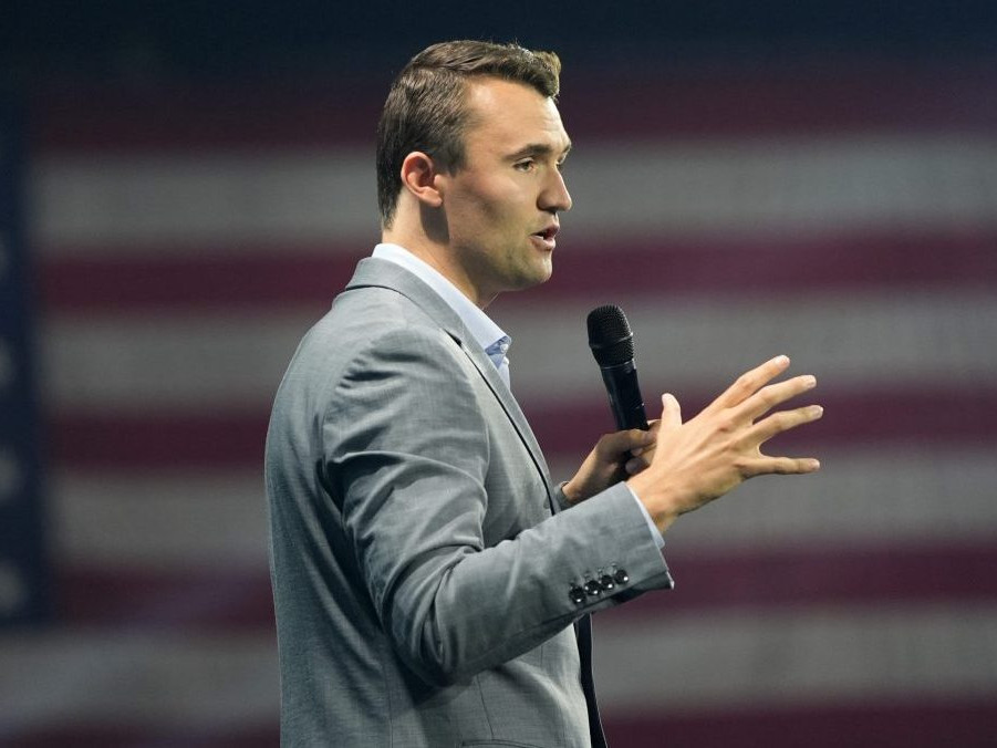 Na pohrebe Charlieho Kirka sa zúčastnili desaťtisíce ľudí: Vdova po aktivistovi vrahovi odpustila, Trump nazval Kirka mučeníkom