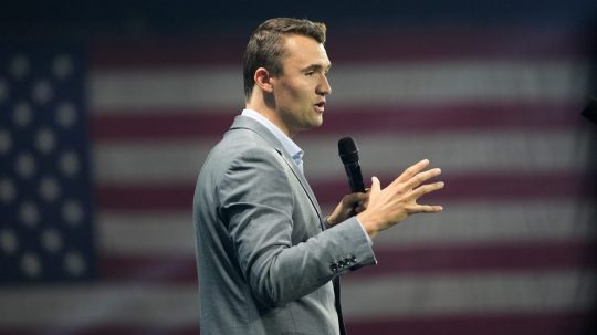 Na pohrebe Charlieho Kirka sa zúčastnili desaťtisíce ľudí: Vdova po aktivistovi vrahovi odpustila, Trump nazval Kirka mučeníkom