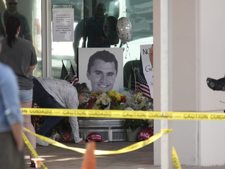 Ľudia vzdávajú úctu zastrelenému Charliemu Kirkovi.