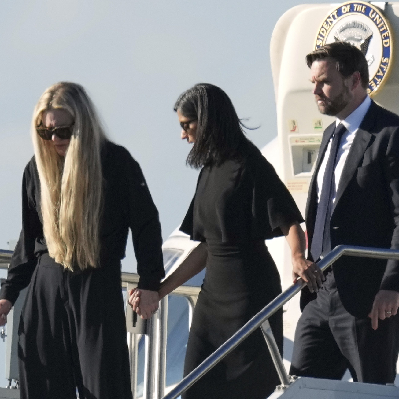 Erika Kirková, Usha Vanceová a J.D. Vance