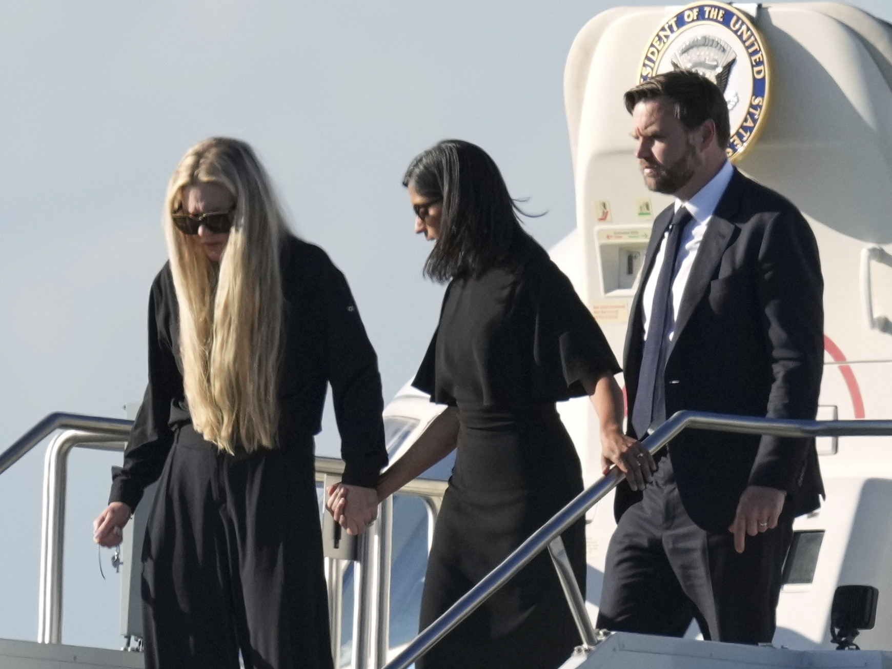Erika Kirková, Usha Vanceová a J.D. Vance