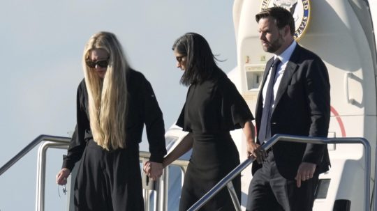 Erika Kirková, Usha Vanceová a J.D. Vance