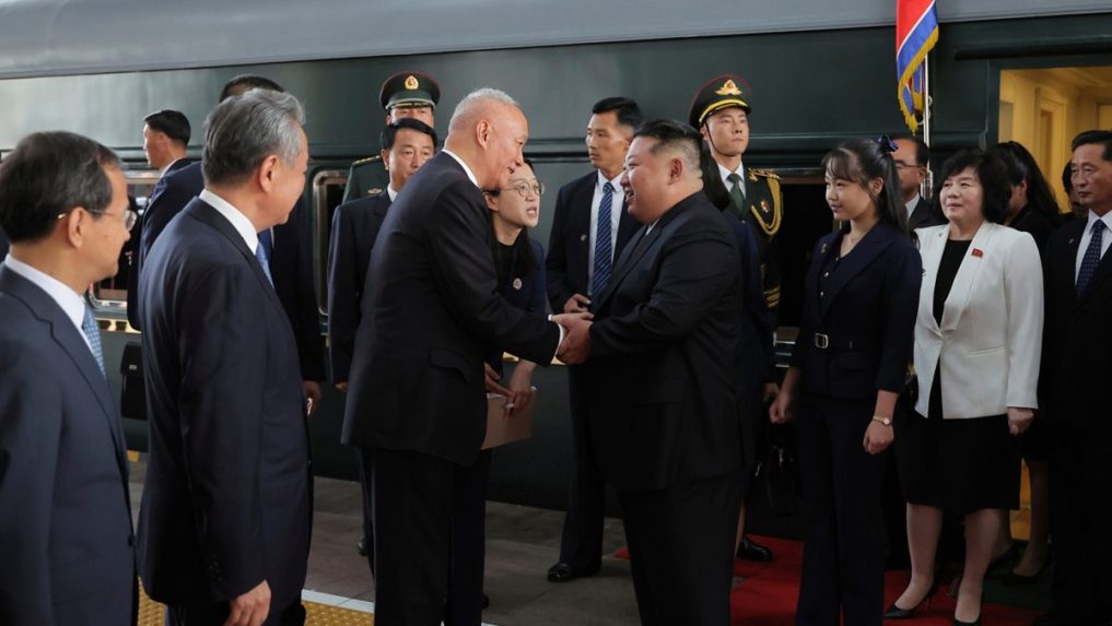 Zľava vrcholný čínsky politik Cchaj Čchi víta severokórejského vodcu Kim Čong-una (vpravo).