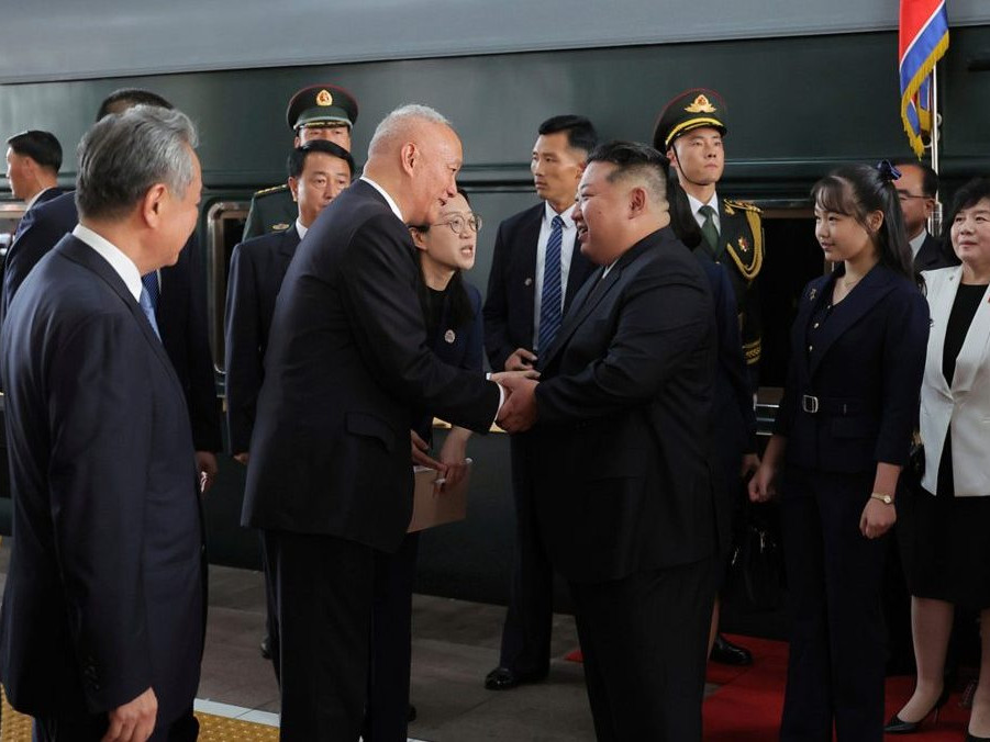 Zľava vrcholný čínsky politik Cchaj Čchi víta severokórejského vodcu Kim Čong-una (vpravo).