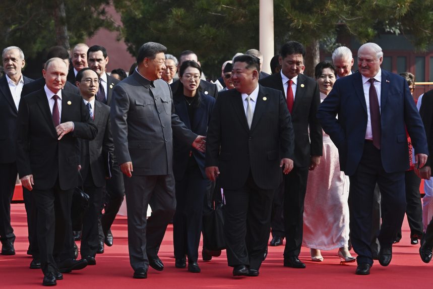 Na snÃƒÂ­mke Si Ã…Â¤in-Pching v sprievode Vladimira Putina a Kim Ã„ÂŒong-una. 
