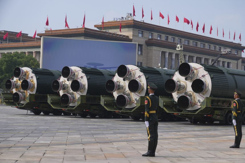 Na snímke medzikontinentálne strategické jadrové strely DF-5C na kvapalné palivo.