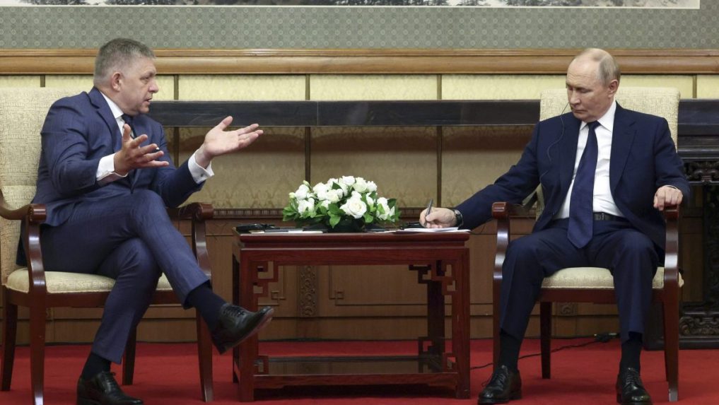 Ruský prezident Vladimir Putin a slovenský premiér Robert Fico počas stretnutia v Pekingu.