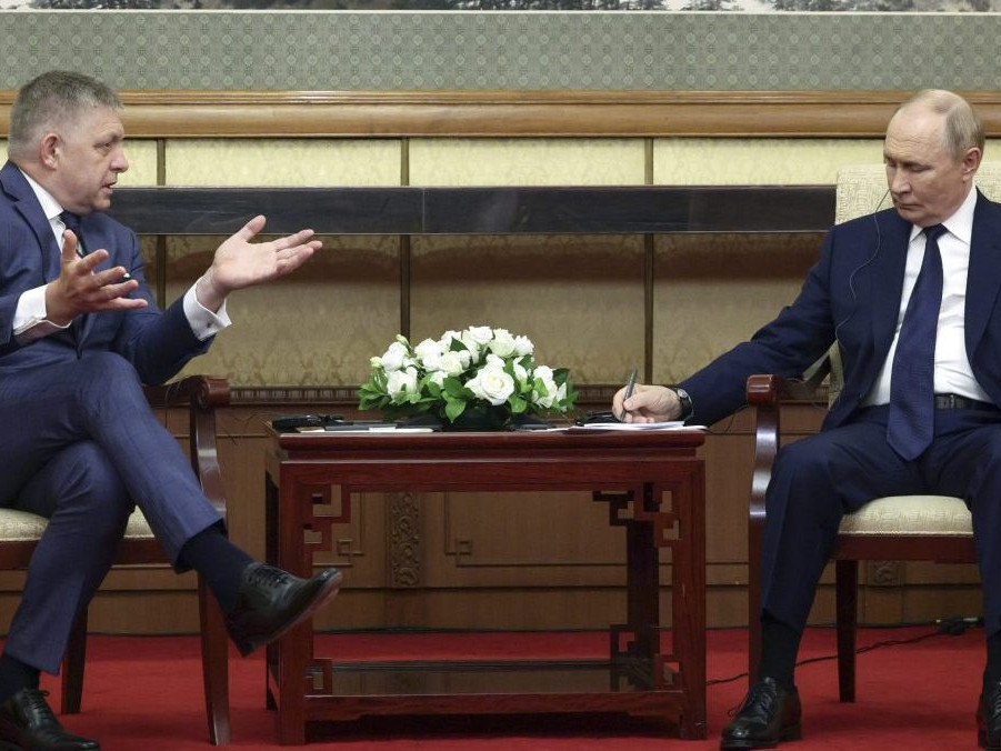 Ruský prezident Vladimir Putin a slovenský premiér Robert Fico počas stretnutia v Pekingu.