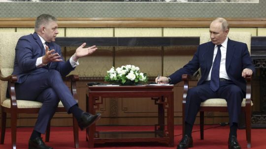 Ruský prezident Vladimir Putin a slovenský premiér Robert Fico počas stretnutia v Pekingu.