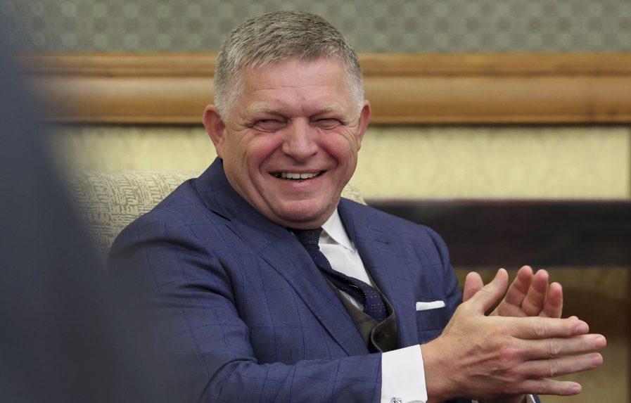 Robert Fico počas stretnutia s Vladimirom Putinom v Číne.