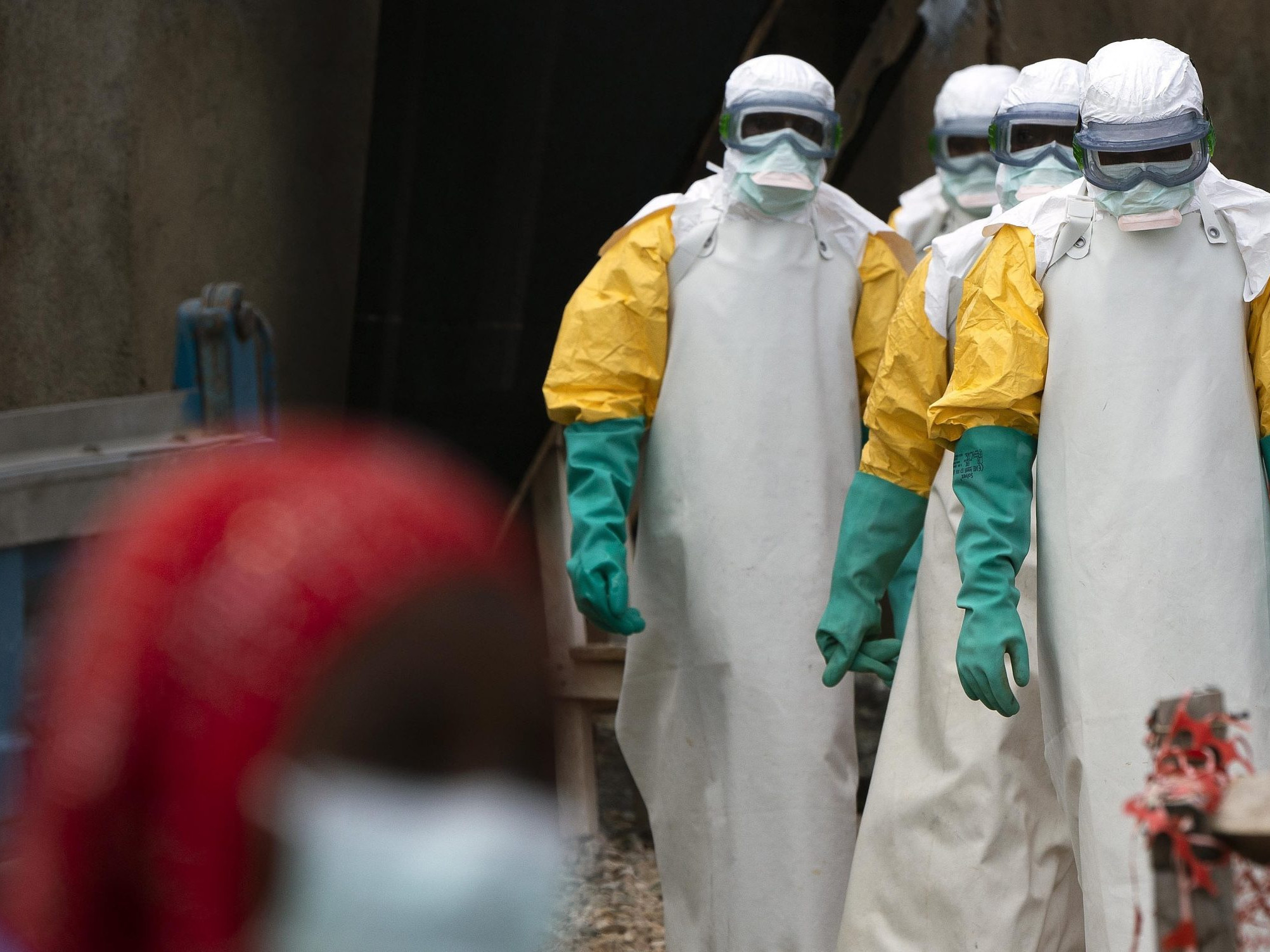 Zdravotníci v ochranných kombinézach