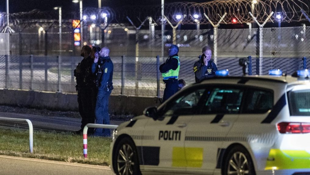 Dánski policajti hliadkujú na letisku v Kodani.