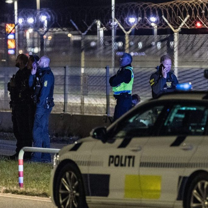 Dánski policajti hliadkujú na letisku v Kodani.