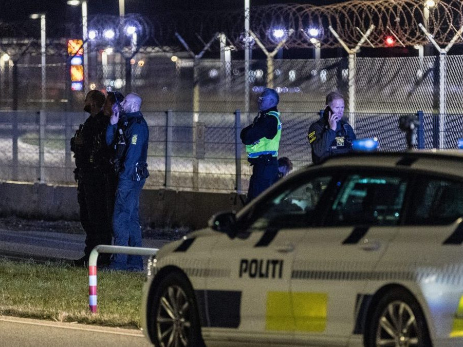 Dánski policajti hliadkujú na letisku v Kodani.