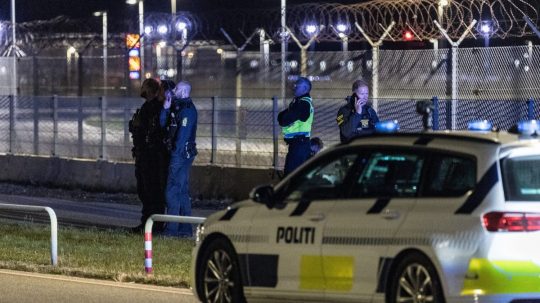Dánski policajti hliadkujú na letisku v Kodani.