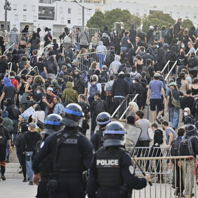 Francúzska polícia rozohnala demonštrantov počas protestu v Marseille.