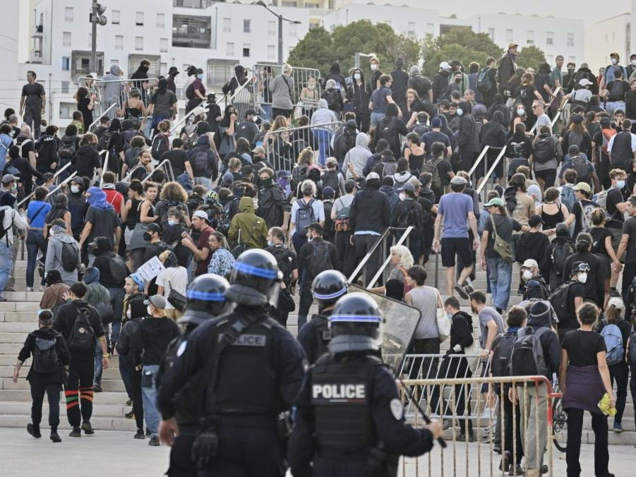 Francúzska polícia rozohnala demonštrantov počas protestu v Marseille.