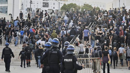 Francúzska polícia rozohnala demonštrantov počas protestu v Marseille.