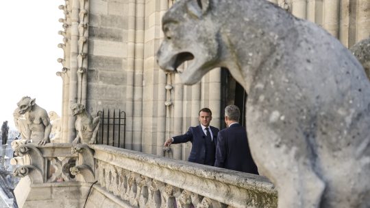 Na snímke francúzsky prezident E. Macron počas otvárania veže Notre-Dame.