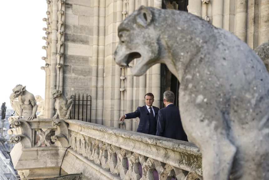 Na snímke francúzsky prezident E. Macron počas otvárania veže Notre-Dame.