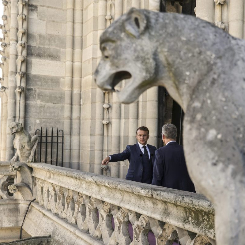 Na snímke francúzsky prezident E. Macron počas otvárania veže Notre-Dame.